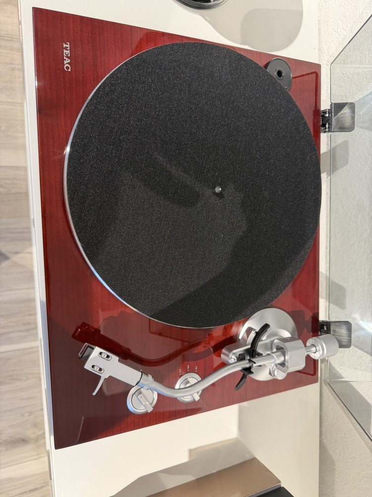 TEAC TN-400S Analog USB Turntable Record Player Cherry Red. Mint condition