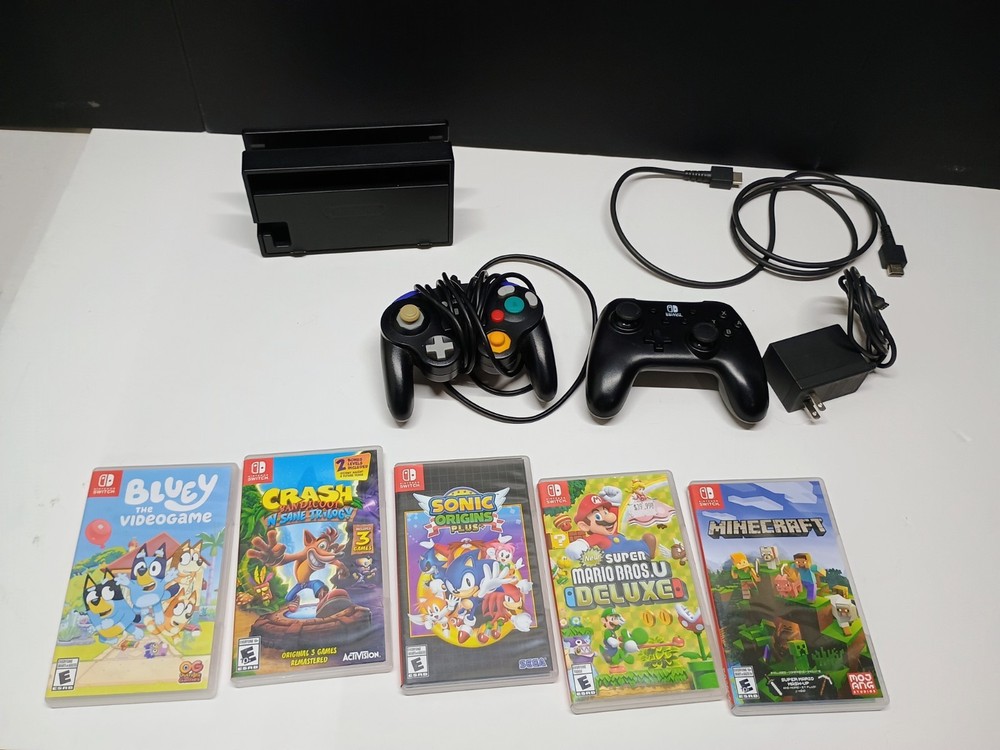 Nintendo switch docking station, 2 controllers and 5 empty cases tested & works