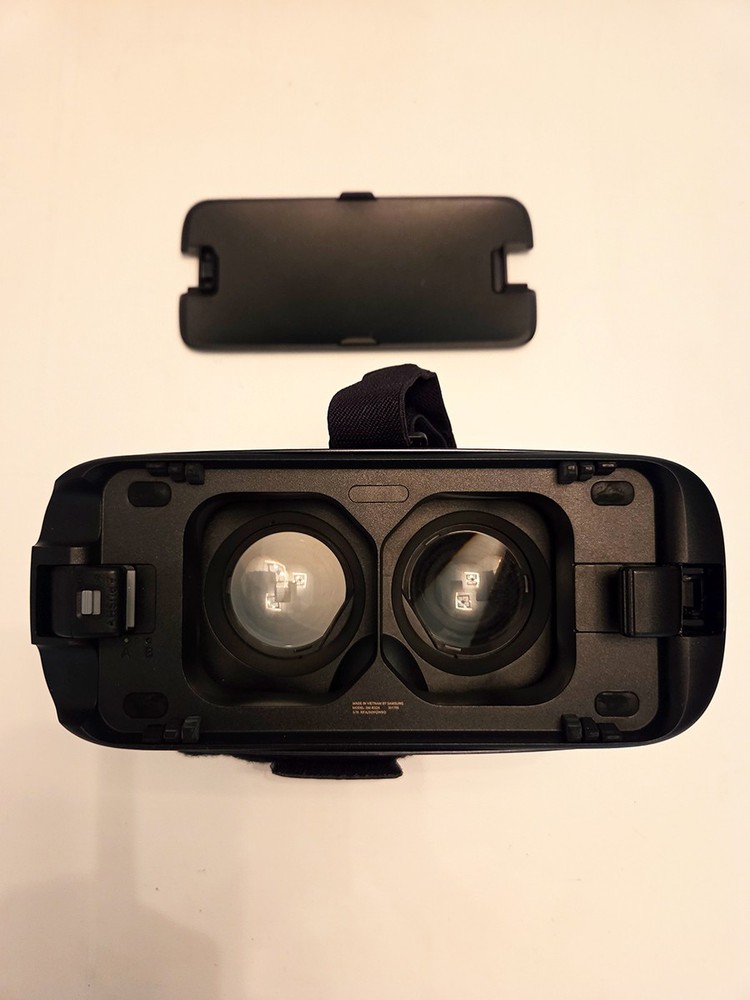 Samsung SMR324 Gear VR with Controller - Black