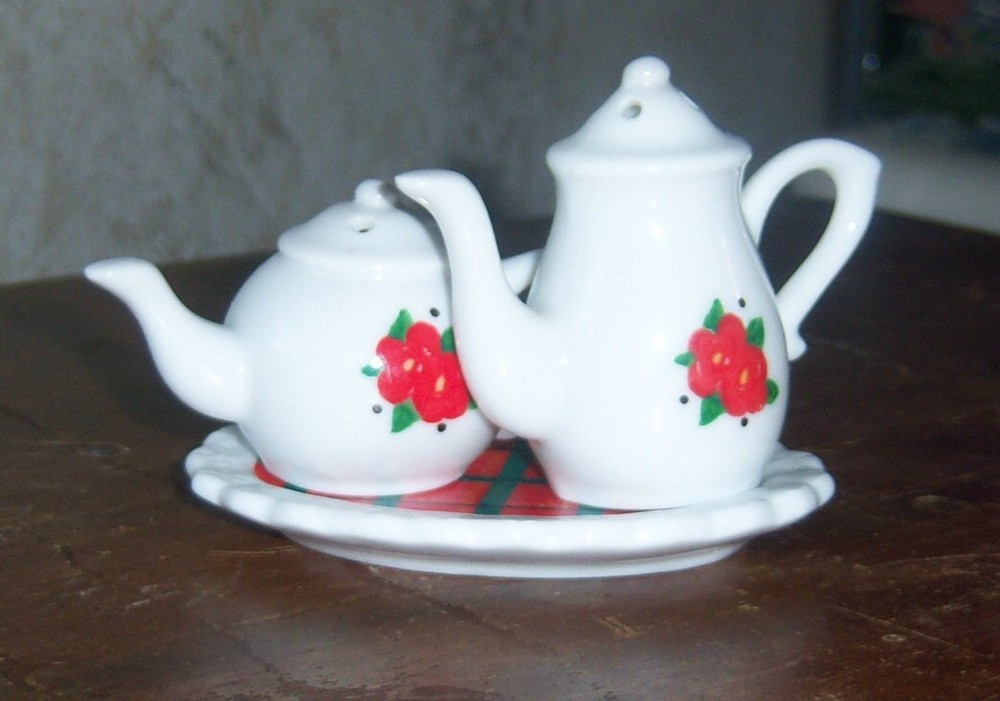 Tea Pot Salt & Pepper with tray Mint Never used