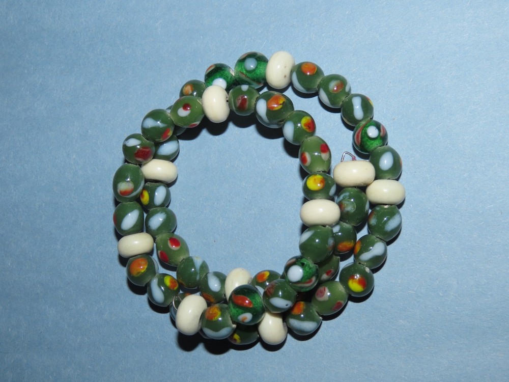 1940s JAVA HANDMADE BRACELET GLASS BEADS WHITE SPACERS MEMORY WIRE SIZE ADJ