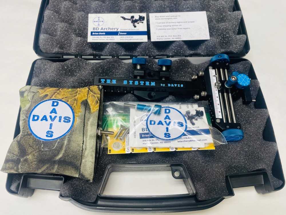 4" DAVIS ARCHERY SIGHT-Black/Light blue knobs.