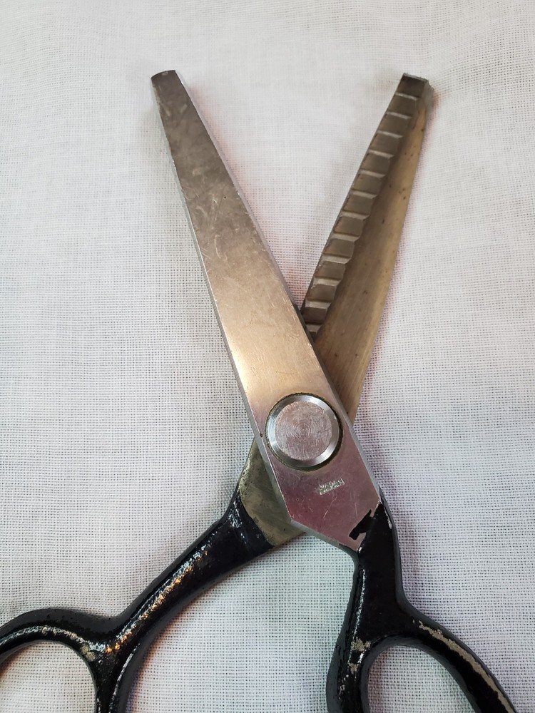 Vintage 7" CG Pinking Shears Scissors Japan Black Handle