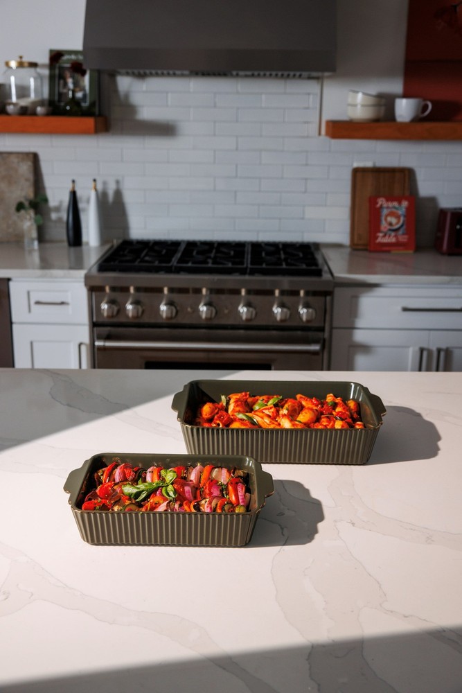 4-Piece Stoneware Bakeware Set Includes Lids 9"x13" 7"x10" Bakers W/ Lids