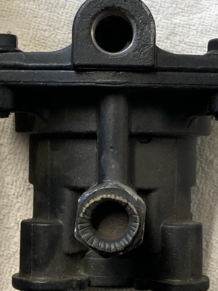 Bendix brake relay valve 110139x