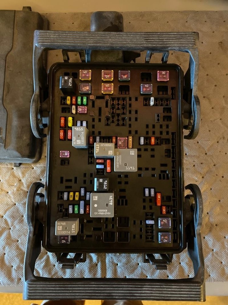 2014-2017 Chevy Silverado 1500 Pickup Engine Fuse Box