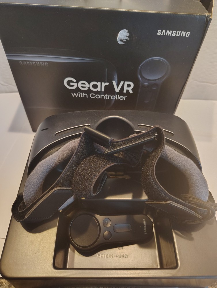 Samsung Gear VR with Controller Powered By Oculus