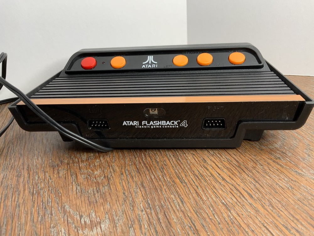 ATARI Retro Black Flashback Classic Video Game Console 4 + Controller