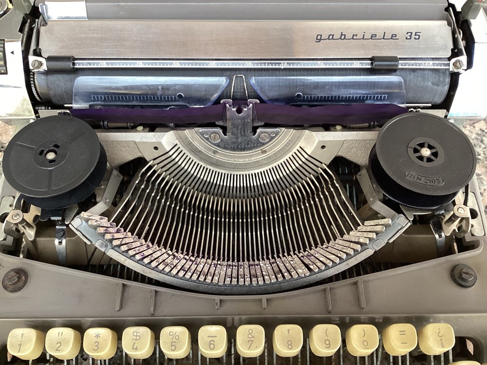 TRIUMPH GABRIELE 35 TYPEWRITER. CURSIVE TYPEFACE. GERMANY 1972