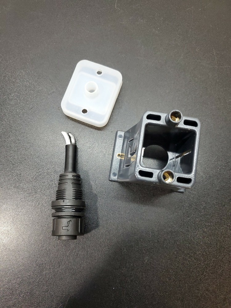 Fluence Bioengineering VYPR LED light strips waterproof connector Female plug