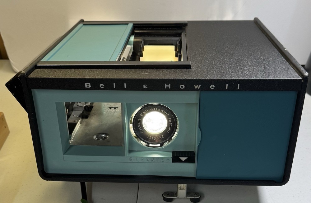 BELL & HOWELL 726 portable slide projector – it powers up