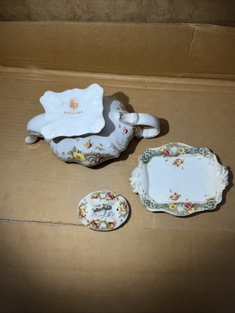 Albion pottery UK WILTON pattern teapot CIRCA 1920 Small Chip