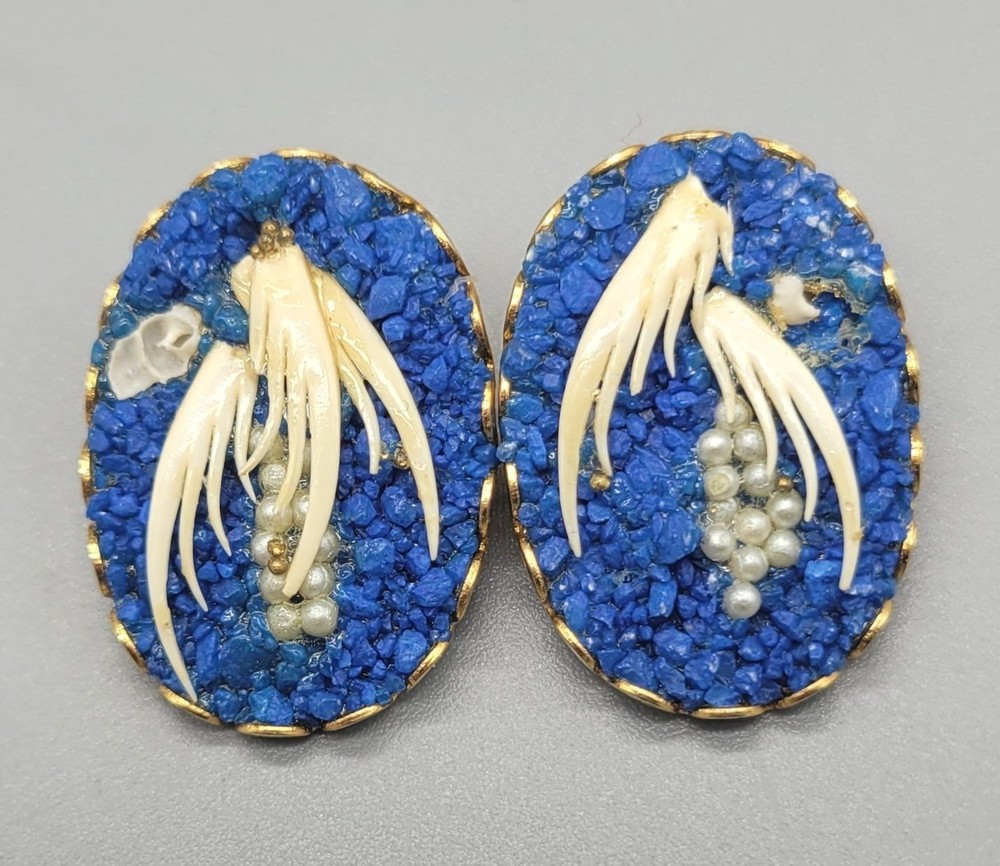 Gold Tone Oval Textured Deep Blue Wing Clip On earrings E1