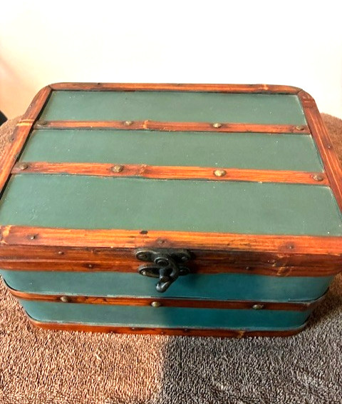 Vintage Primitive, Decorative Mini-Trunk