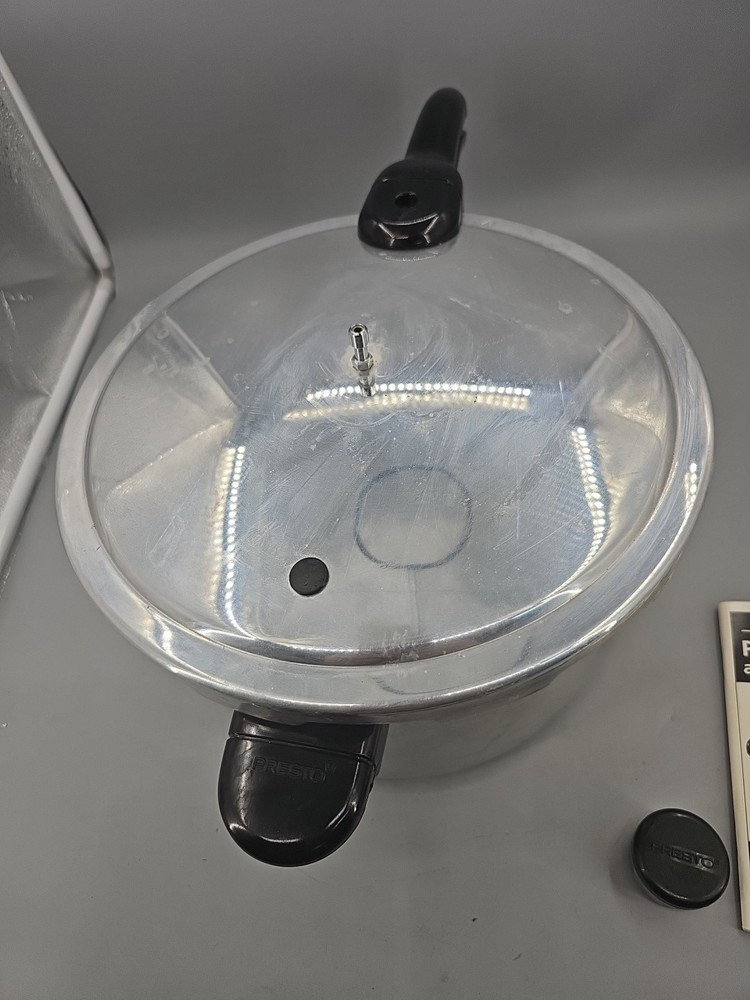 Vintage Presto Model 01282 8-Quart Pressure Cooker