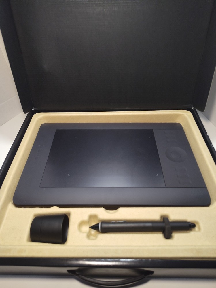 Wacom Intuos 5 Touch PTH-450 Graphics Tablet – Complete Bundle – Excellent Cond.