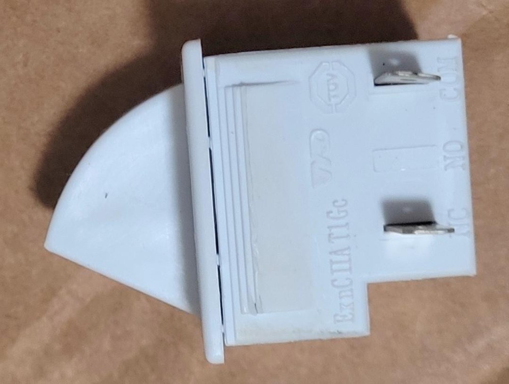 FRIGIDAIRE MODEL GRSS2652AF3 REFRIGERATOR LIGHT SWITCH 241547902