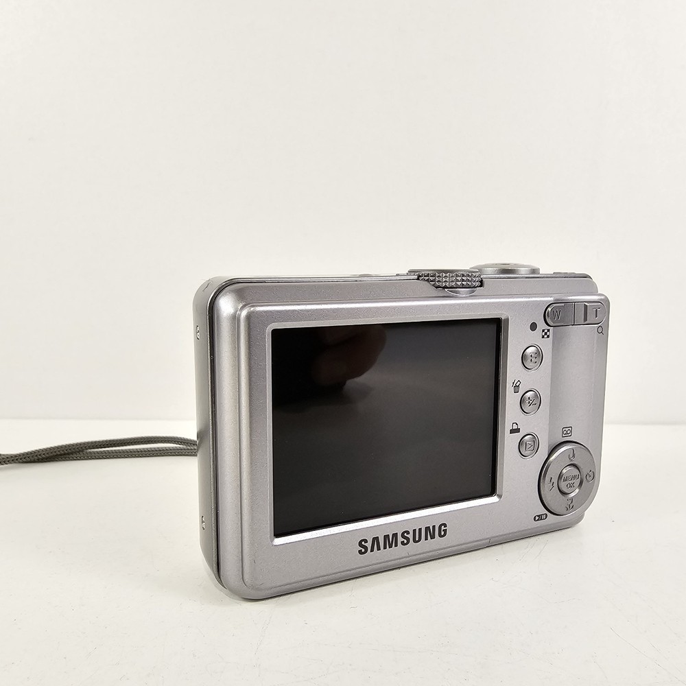 Samsung Digimax D73 7.2MP Compact Digital Camera - Silver