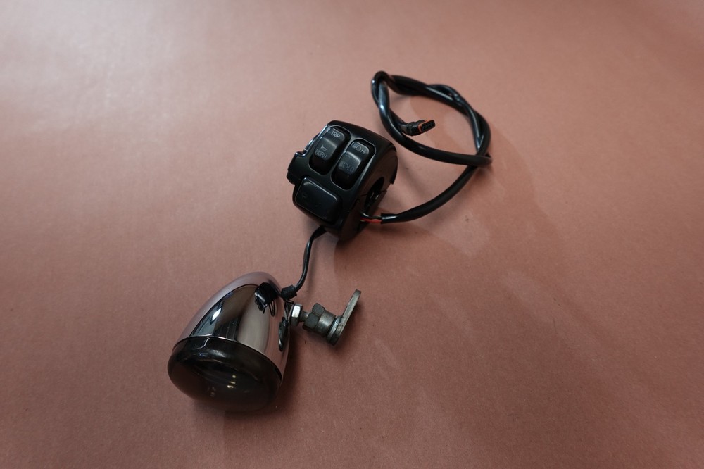2009-2011 Harley Davidson Rocker C FXCWC Left Control Switch Blinker