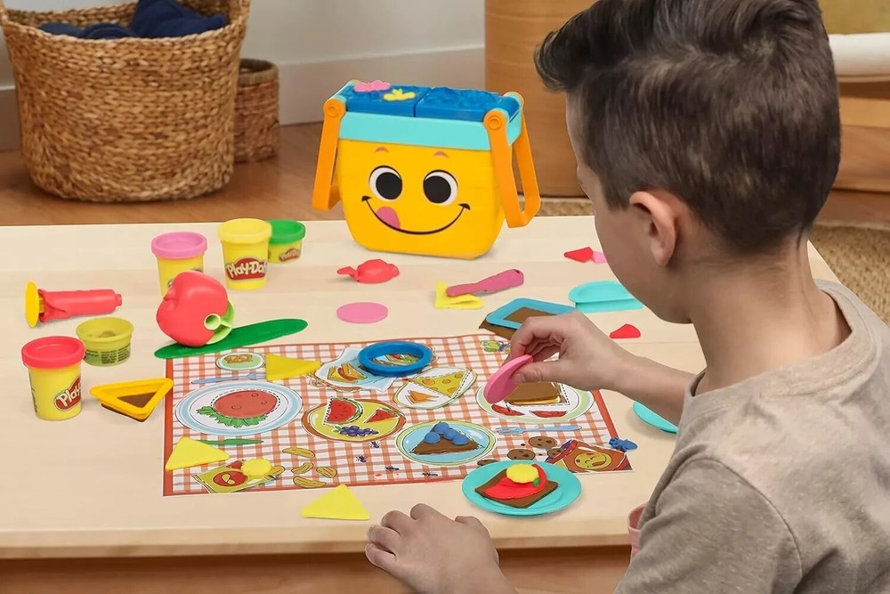 Play-Doh Picnic Shapes Starter Set – 12 Tools & 6 Cans