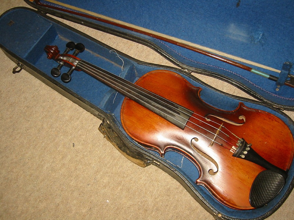 old Viola needs service & cleaning, nicely flamed back and side!