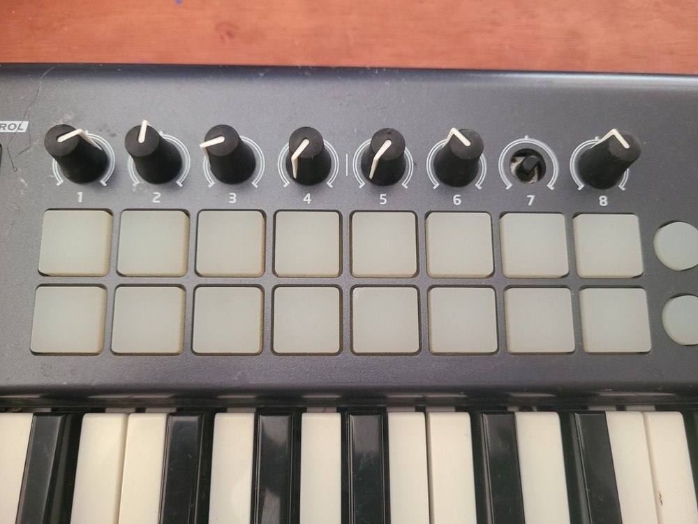 Novation Launchkey 25 MIDI keyboard controller - No Power Cord