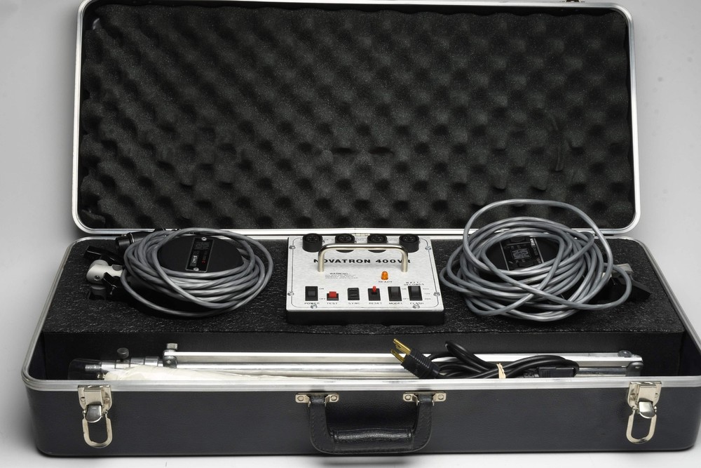 Novatron 400VR Studio Kit, 2X strobes, Stands, Umbrellas, Case, Clean!