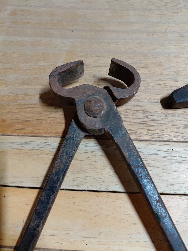 VINTAGE BLACKSMITH/ FARRIER NIPPER 14" & Hammer