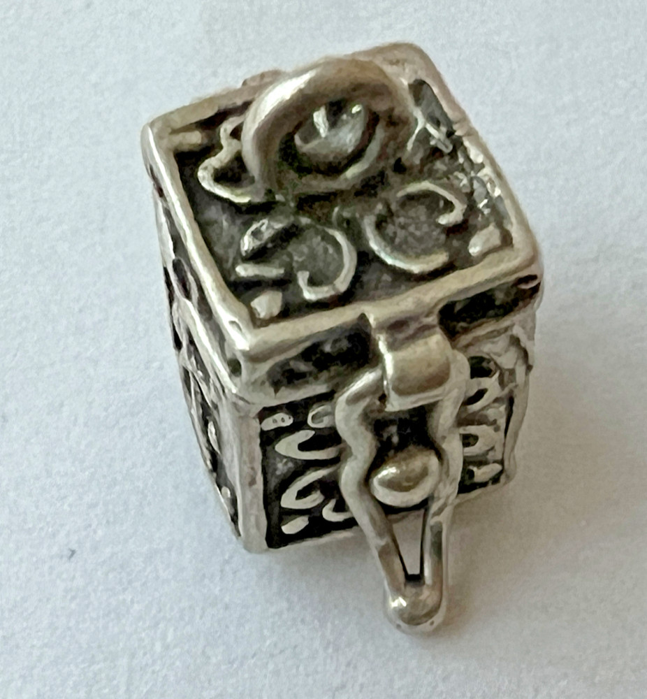 CHARM STERLING BOX WITH CROSS