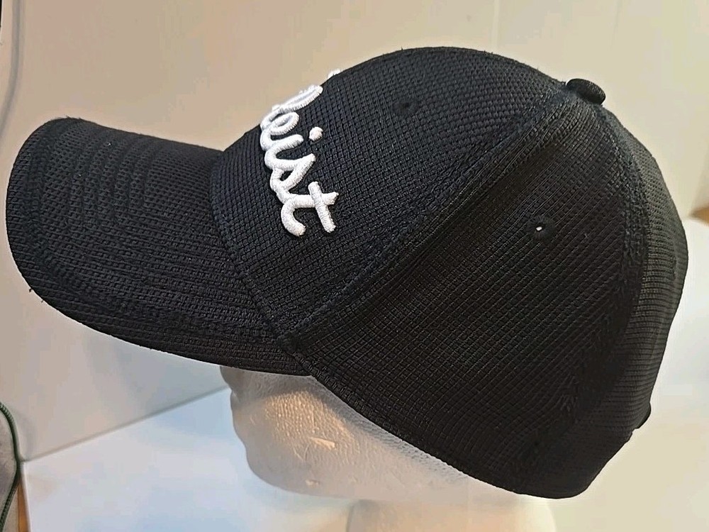 Titleist A-Flex Mens Size Medium / Large Black Fitted Golf Cap Hat