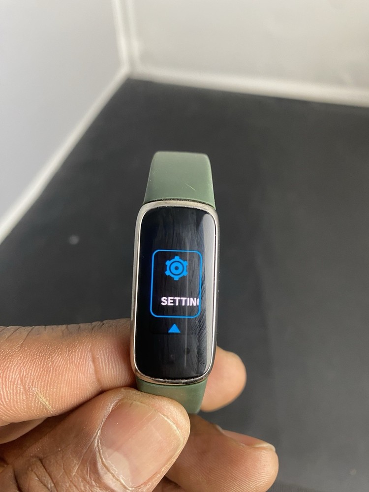 fitbit luxe Tested, Charger, Instructions, And 3 Bands