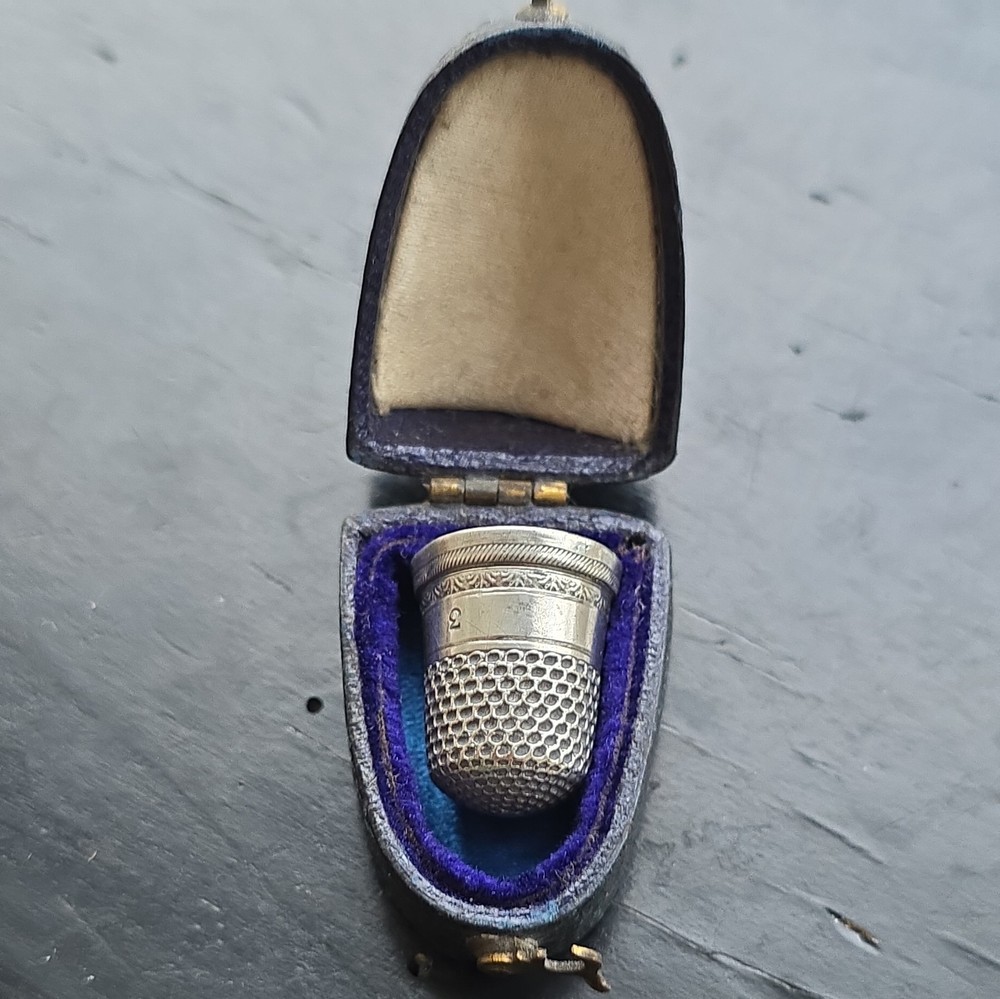 Antique boxed White Metal/ Silver Thimble.