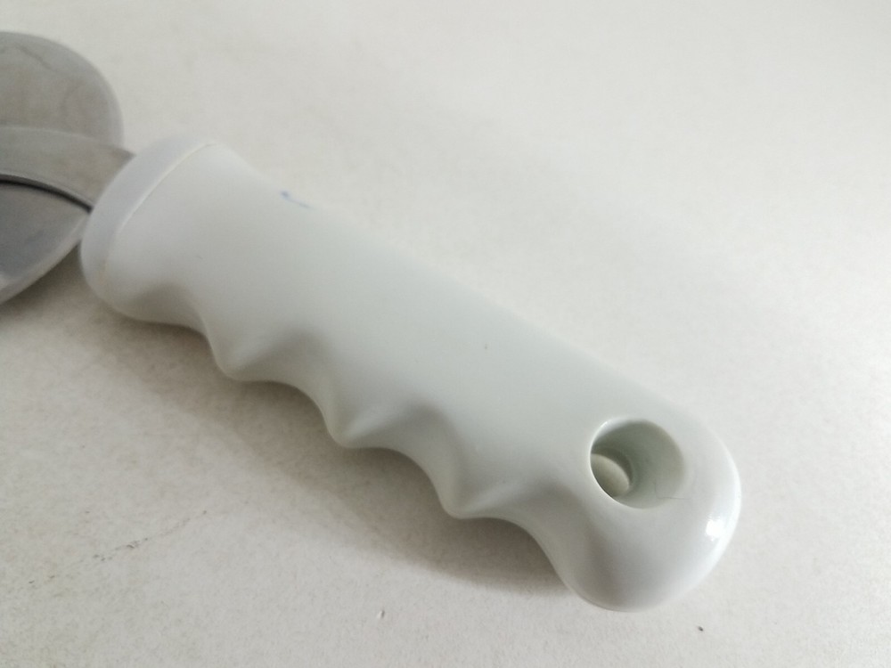 Pizza Cutting Wheel 2 7/8 In Diameter White Handle Slicing