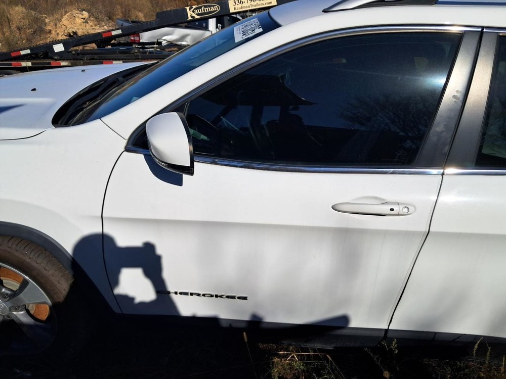 CHEROKEE 2019 Glove Box 4858463