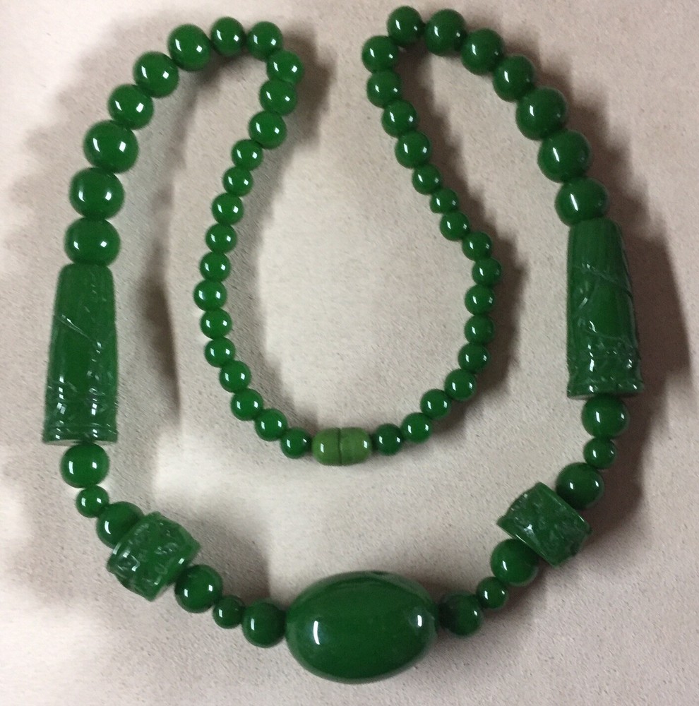 VTG Apple Green Plastic Necklace 30”