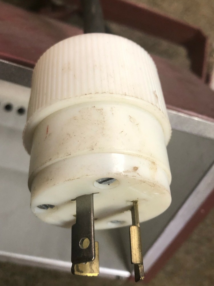 Mole-Richardson TYPE 3211 MOLEQUARTZ BROAD 1000W Reflector Light