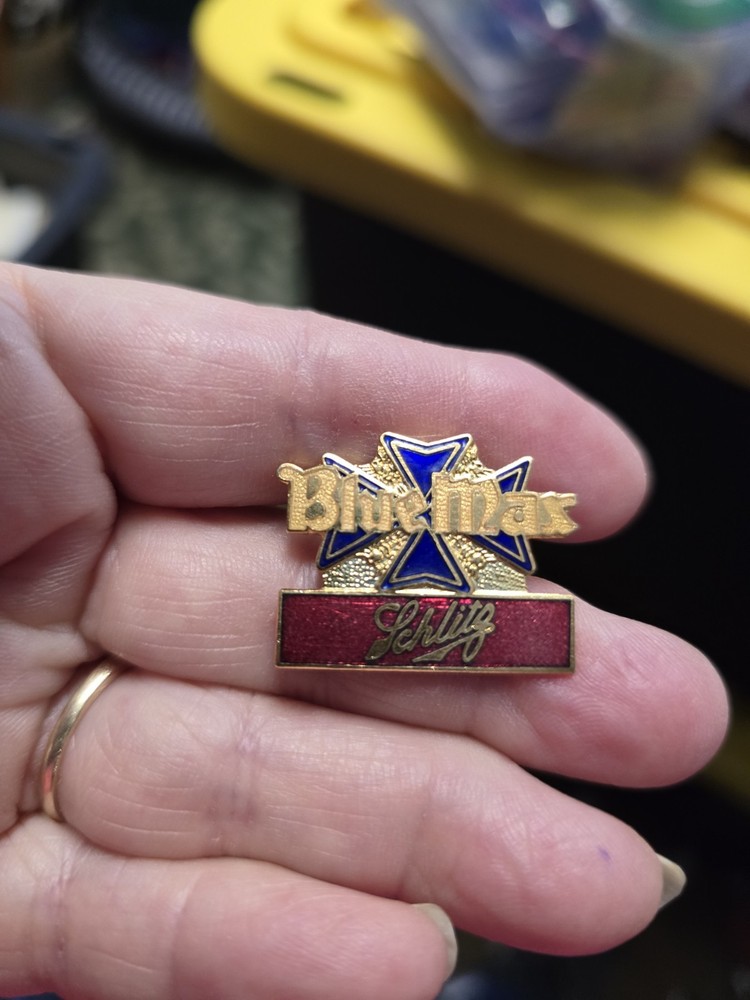 Rare Blue Max / Schlitz Pin