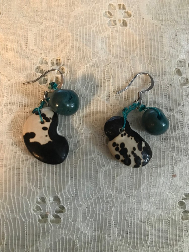 Artyfactos Kidney Bean Pierced Earrings