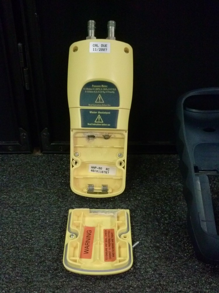 OMEGA Engineering Inc. HHP-90 Handheld Digital Pressure Meter