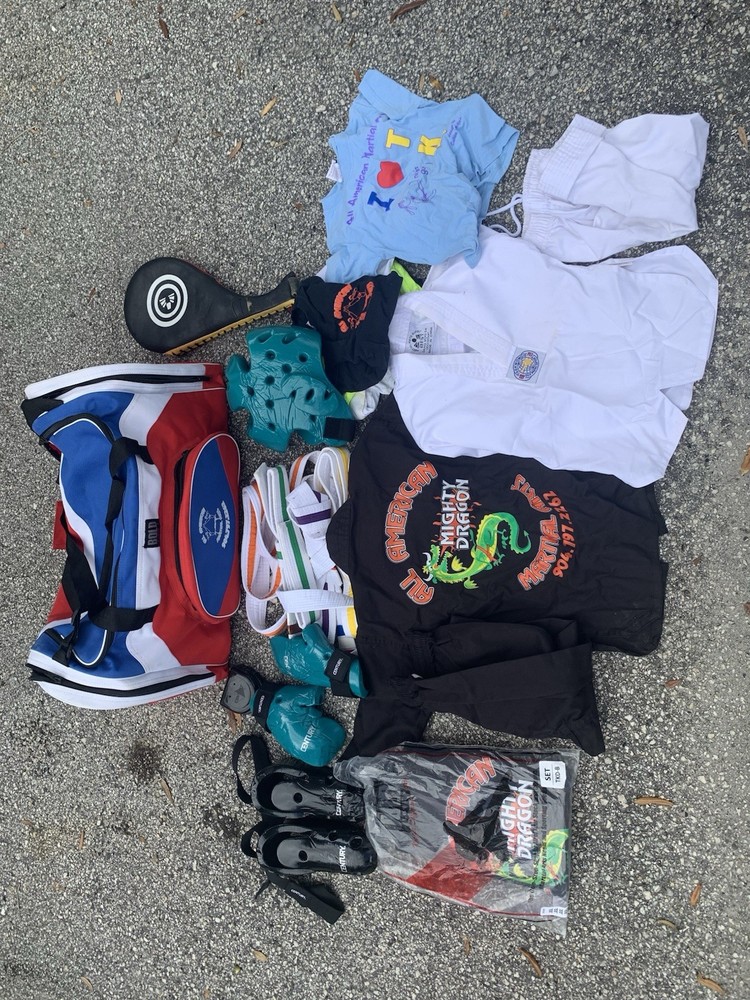 Taekwondo gi & sparring gear kids 🥋🦶