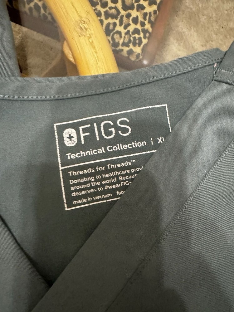 FIGS Technical Collection Scrub Set Graphite Top & Pants Size XL