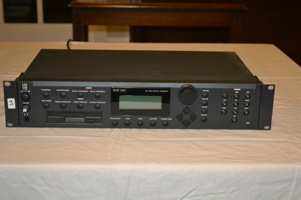E_MU ESI-32 / 32 Voice Digital Sampler