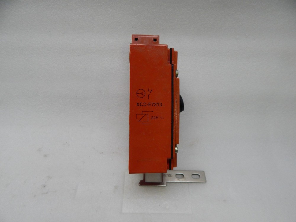 Telemecanique XCS-E7313 Safety Interlock Switch XCSE7313 24/48 Volt