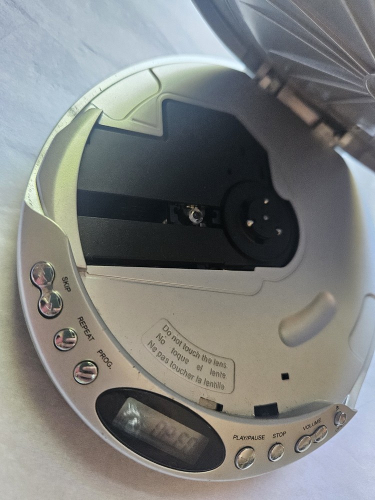 Durabrand CD-566 Programmable CD Player Silver/Blue LCD Display Repeat Working