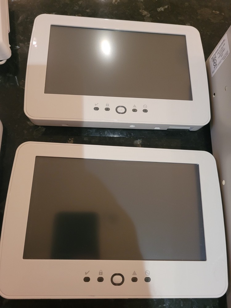 DSC HS2032 Panel, RS22 automation module, wireless receiver and 2 touchscreens