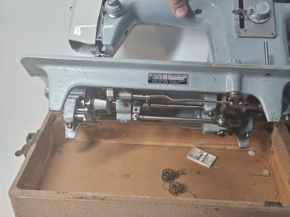Vintage White Zig Zag model 2134 sewing machine Works!!! With Hardshell Case