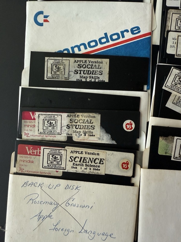 VTG Mixed Lot Computer Games Software Commodore 64 Atari Tandy Apple IBM READ