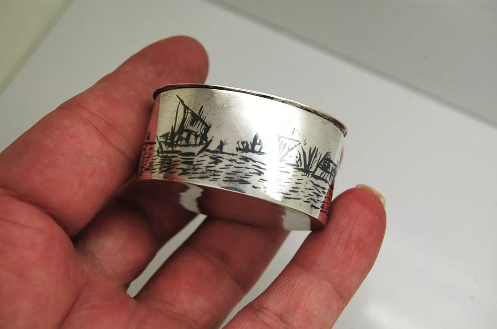 VINTAGE STERLING SILVER ARTISAN MADE SEA PLOT OVAL SHAPE SNUFF / PILL BOX