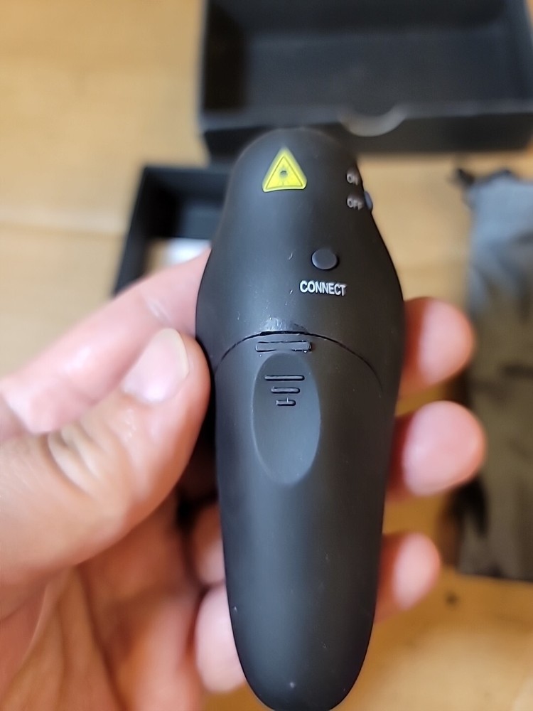 Beboncool Model D100 Wireless Presenter With Laser Pointer + bag