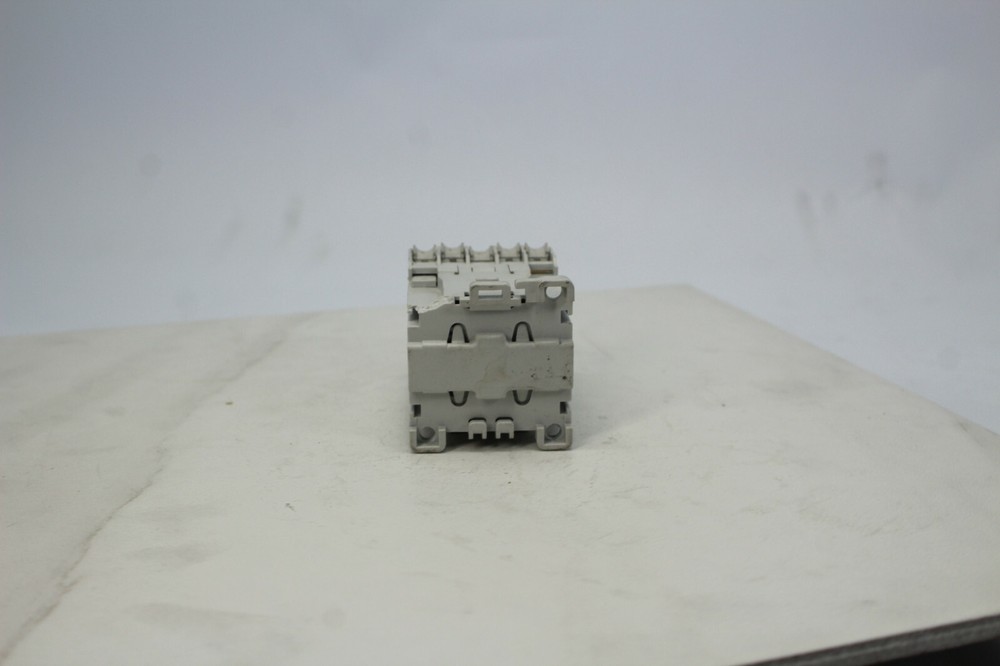 Fuji Electric SC-M01/G Contactor Used (broken Tab )